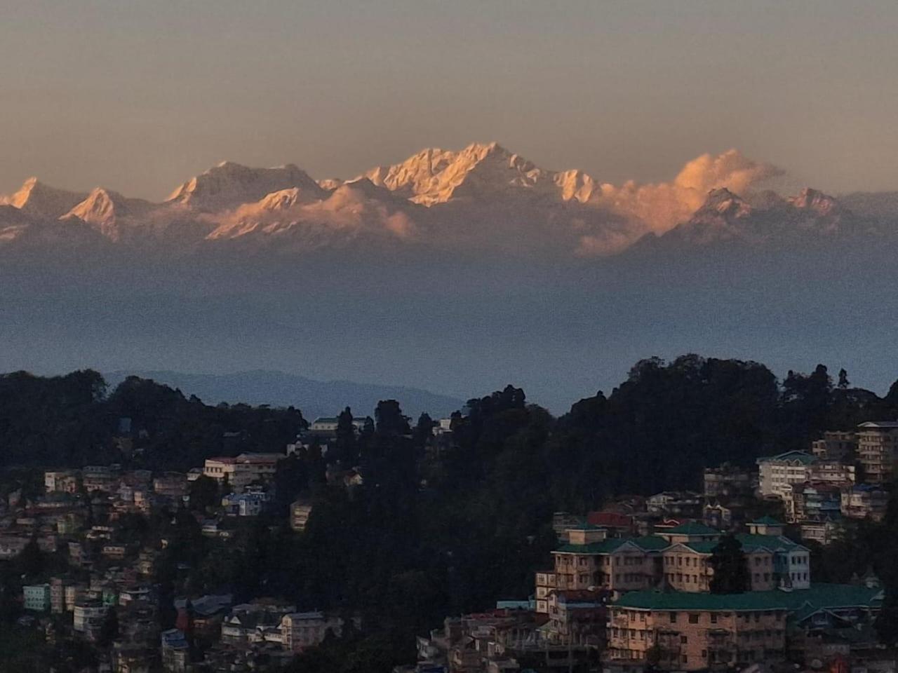 Monratino Himadrie -2 Mins Walk From Mall Road - All Rooms Have Kanchenjunga Mountain View Darjeeling  Exterior foto